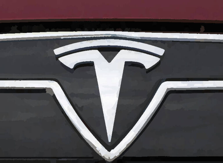 Che tipo di motore elettrico utilizza la casa automobilistica Tesla per le sue automobili elettriche EV?