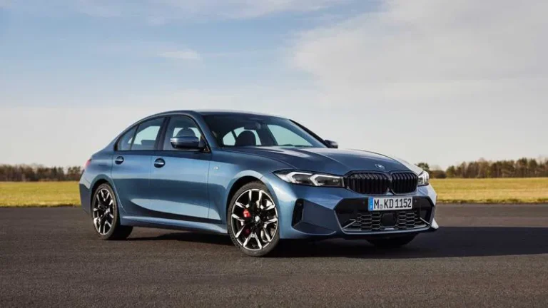 BMW 330e ibrida Plug-in auto berlina