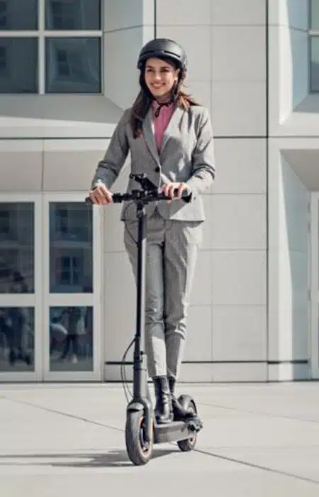Ninebot-KickScooter-MAX-G30-Segway-Al lavoro da soli