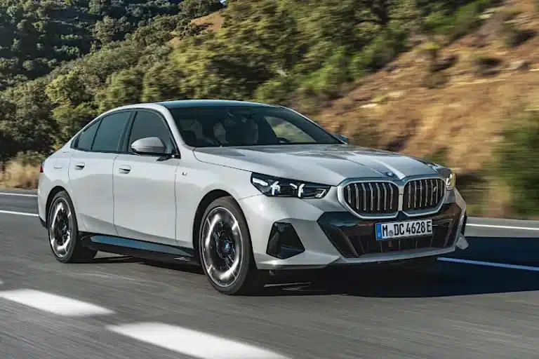 BMW i5 berlina 100% elettrica auto di lusso