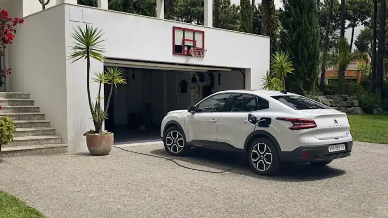 Nuova Citroen e-C4 X berlina elettrica auto green