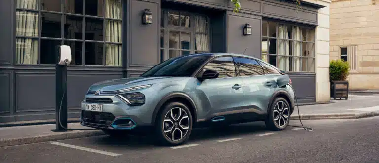 Nuova-Citroen-e-C4-berlina-elettrica-compatta