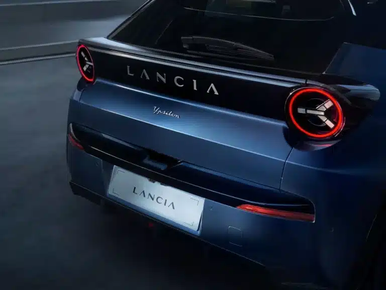 Nuova Lancia Ypsilon ibrida: La City Car che Rivoluziona la Mobilità Urbana