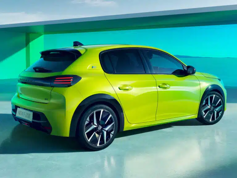 Nuova Peugeot e-208 auto 100% elettrica