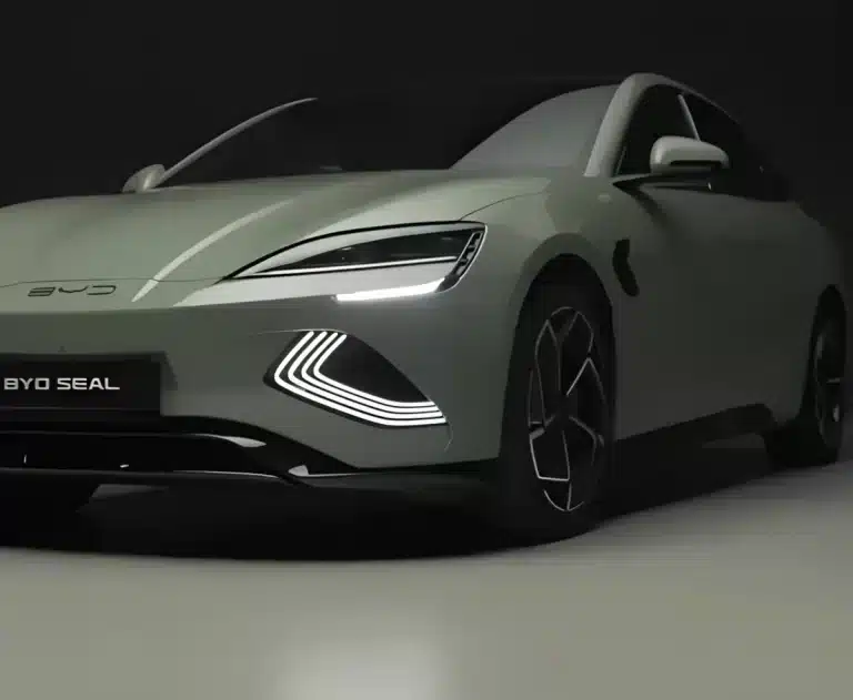 BYD Seal berlina elettrica auto sportiva