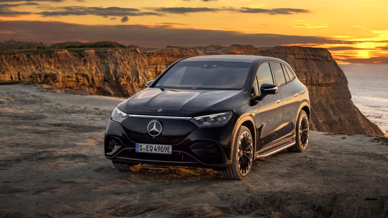 Mercedes-Benz EQE SUV veicolo elettrico di lusso a batteria.